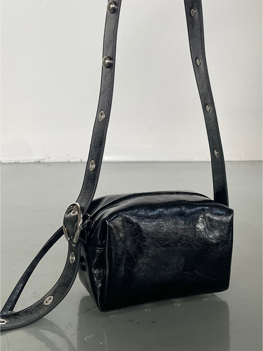 韓国 トレンド[MUCENT]CROIA ONE BUCKLE LEATHER SHOULDER BAG CROIA ONE BUCKLE LEATHER SHOULDER BAG UNISEX | ファッション